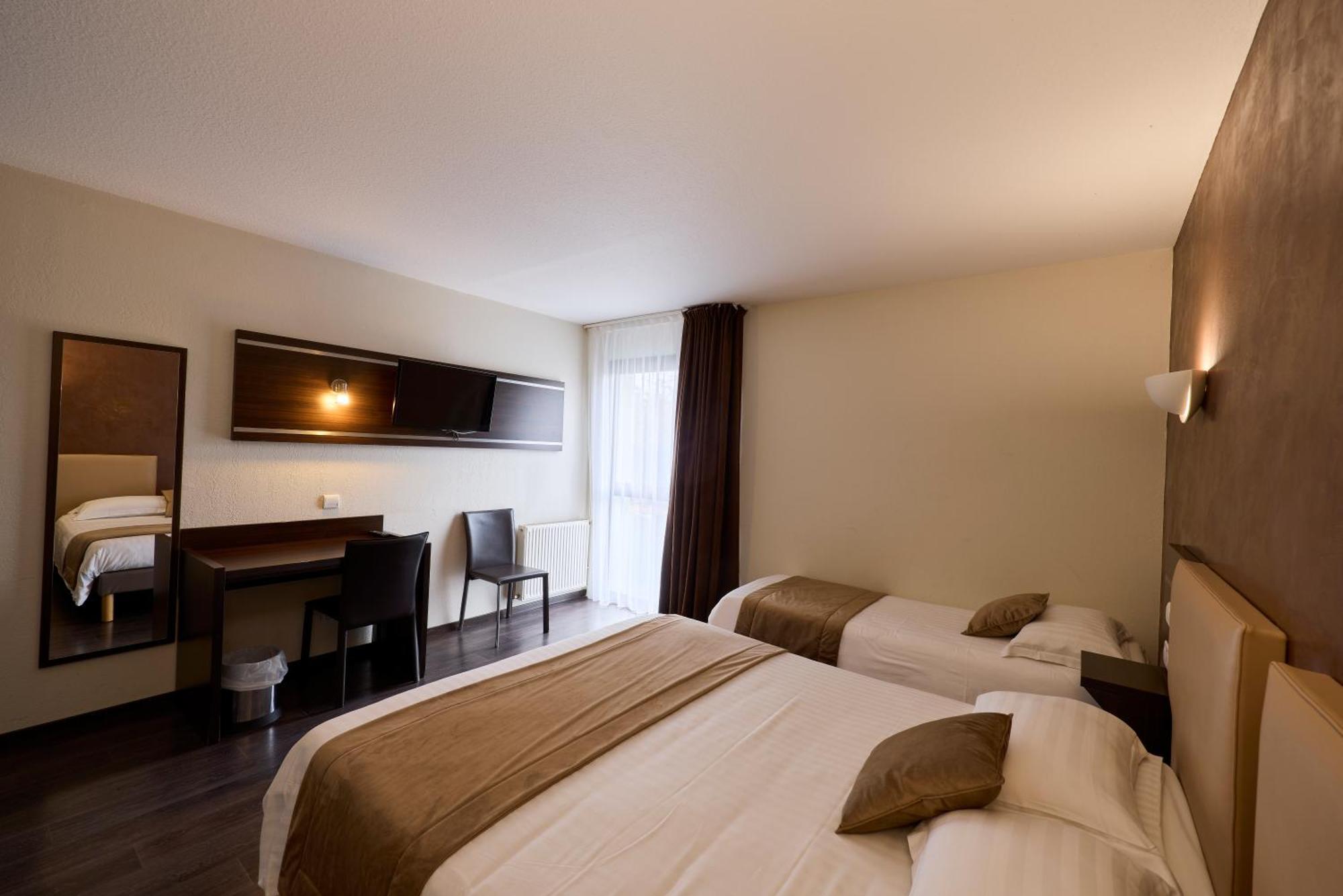 Hotel-Restaurant Le Calice Du Gevaudan - A75 Banassac Ngoại thất bức ảnh
