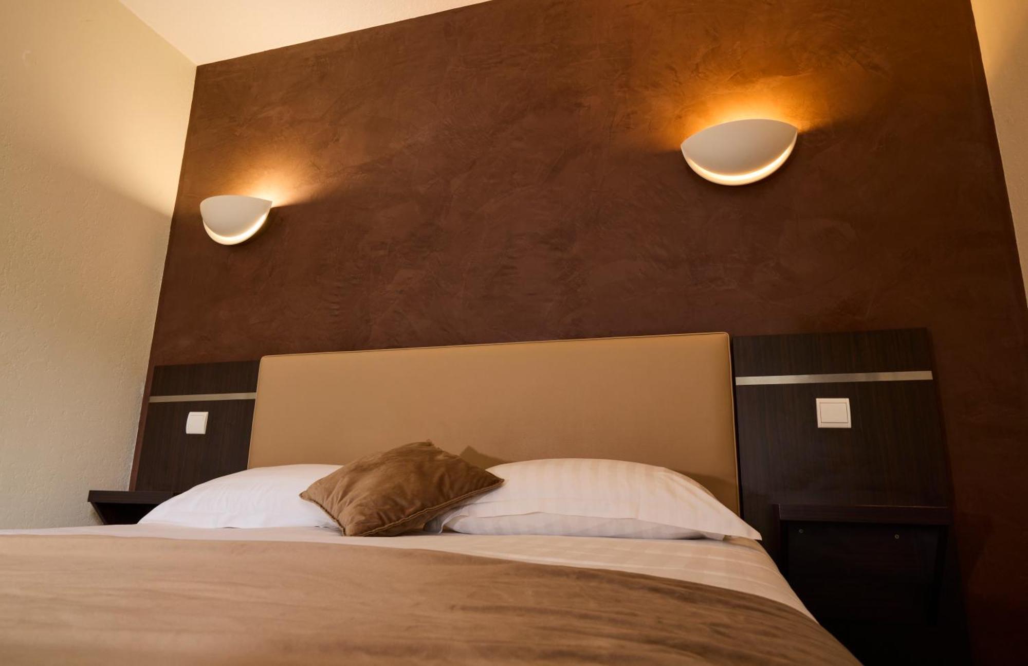 Hotel-Restaurant Le Calice Du Gevaudan - A75 Banassac Ngoại thất bức ảnh