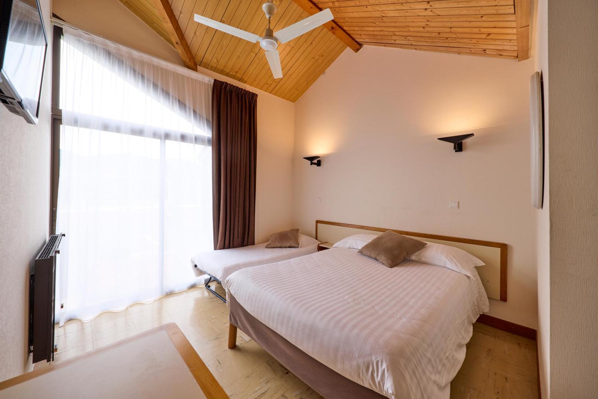 Hotel-Restaurant Le Calice Du Gevaudan - A75 Banassac Ngoại thất bức ảnh